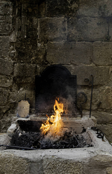 Fuego de carbono en una forja, detalle de un taller con hierro - Foto, Imagen