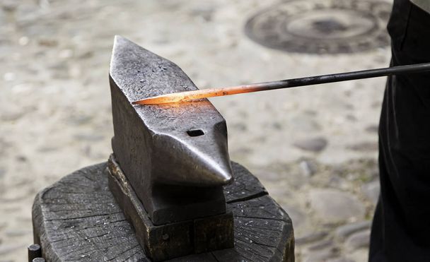 Hierro rojo caliente en una forja, trabajando con hierro caliente, trabajo tradicional - Foto, Imagen
