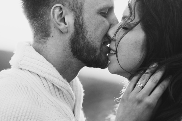 Close-up portret van man en vrouw samen, gelukkig, op zoek naar elkaar. Glimlachend, kussen en lachen. Zwart-wit toning - Foto, afbeelding
