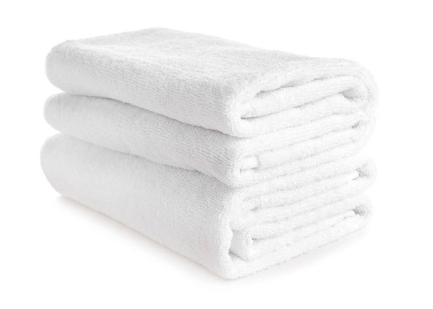 Empilement de serviettes propres et douces sur fond blanc
 - Photo, image