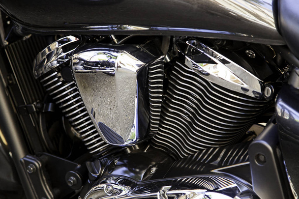 Moderne nieuwe motor van grote verplaatsing motorfiets, detail van snelheid en powe - Foto, afbeelding