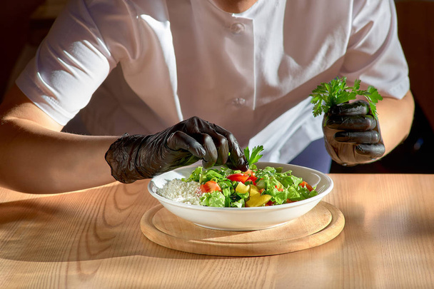 Chef manos preparando ensalada de verduras. espacio de copia
 - Foto, Imagen