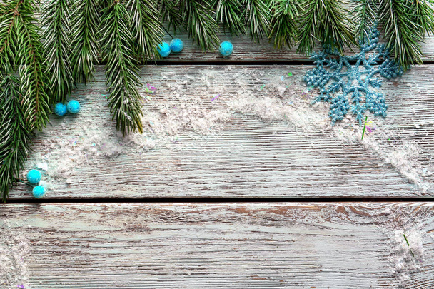 Decoraciones navideñas con espacio para texto sobre fondo de madera
 - Foto, imagen