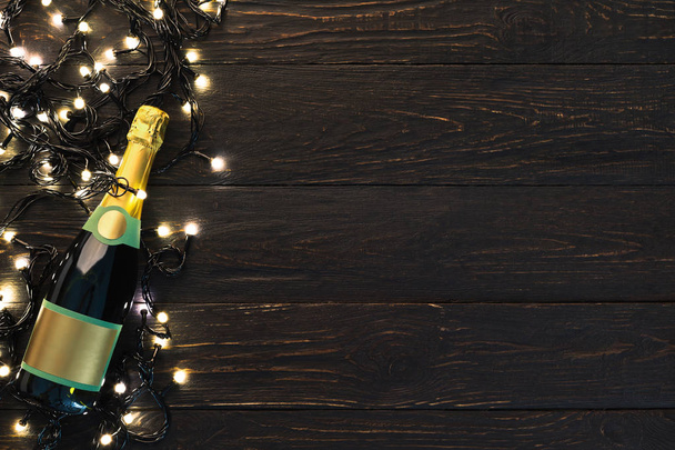 Frontera de Navidad de botella de champán y guirnalda
 - Foto, imagen