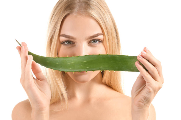 Beautiful young woman with aloe vera on white background - Foto, Imagem