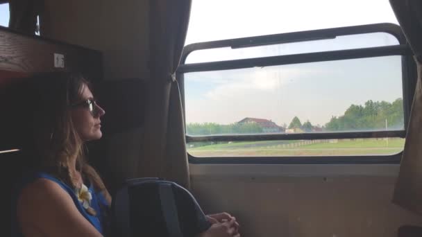 Mujer joven viajando sola en tren con mochila en verano
 - Metraje, vídeo