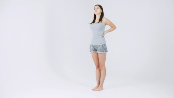 Γυναίκα με τον πόνο στην πλάτη, στη μέση, κάτω πίσω πρόβλημα, απομονώνονται σε λευκό φόντο - Πλάνα, βίντεο