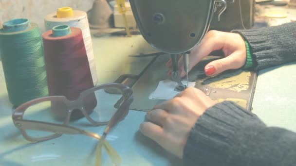 Mujer joven costura costura piezas utilizando la máquina de coser
 - Metraje, vídeo