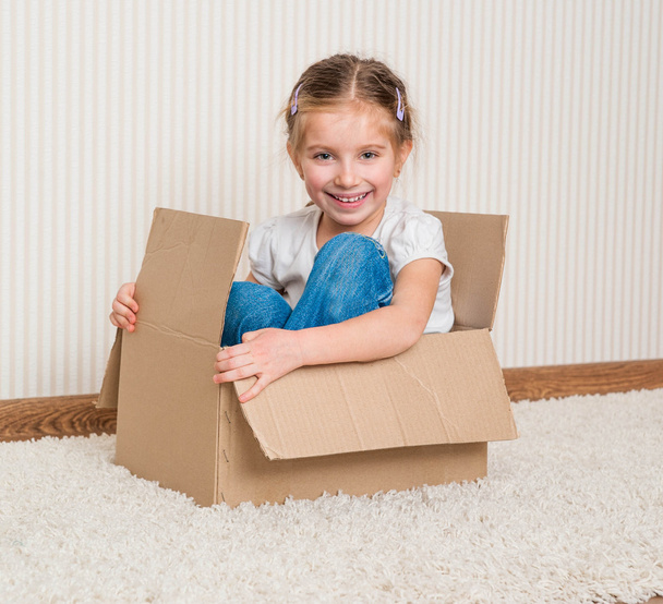Girl inside a box - Foto, afbeelding
