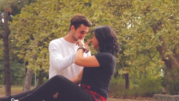 Fiatal pár élvezi időt együtt a parkban - Felvétel, videó