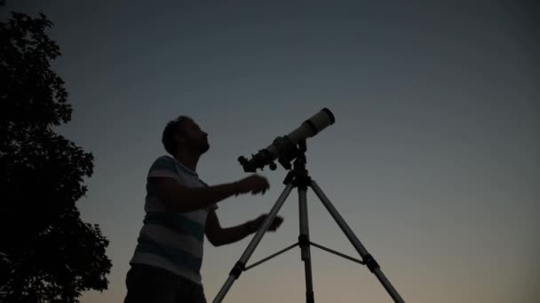 Człowiek, patrząc na gwiazdy z teleskopu w nocy. - Materiał filmowy, wideo