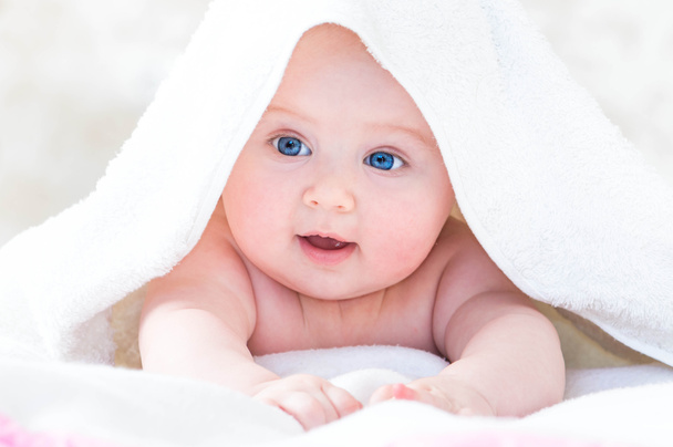 下の白い毛布で赤ちゃんdítě pod bílou deku - 写真・画像