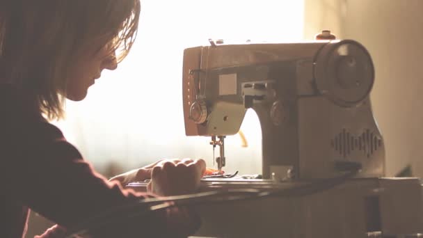 Mujer joven costura costura piezas utilizando la máquina de coser
 - Imágenes, Vídeo