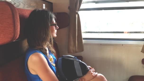 Mujer joven viajando sola en tren con mochila en verano
 - Metraje, vídeo