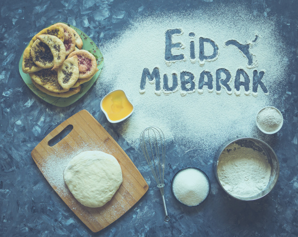 Eid Mubarak - fiesta islámica frase de bienvenida "feliz fiesta", saludo reservado. Fondo de cocina árabe
. - Foto, Imagen