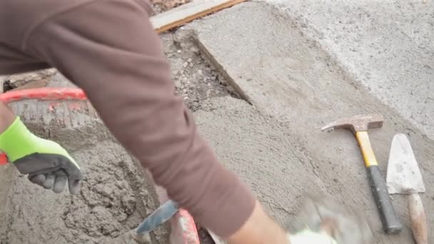 Pracovník dělat betonovou podlahu - Záběry, video