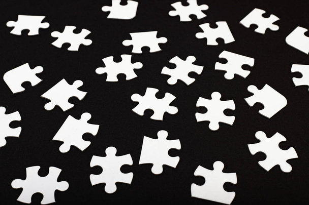 White jigsaw puzzle on black - Φωτογραφία, εικόνα