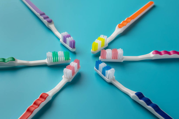 toothbrushes in the form of a star on a blue background - Foto, afbeelding