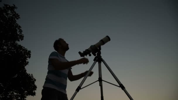 Yıldızlı gece gökyüzüne işaret teleskop olan adam. - Video, Çekim