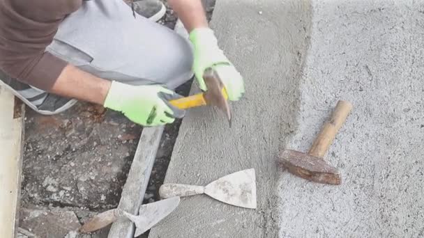 Trabalhador masculino mastigando bordas de piso de concreto
 - Filmagem, Vídeo