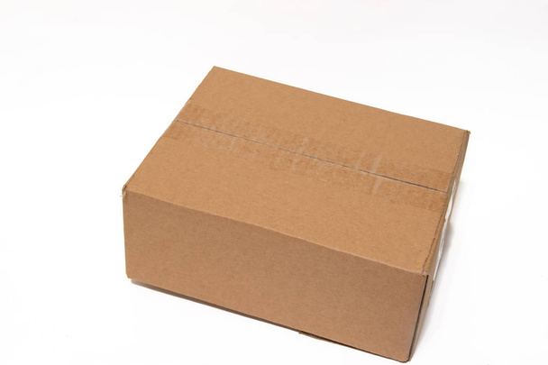 Caja de cartón sobre fondo blanco. Objeto aislado. Embalaje
 - Foto, Imagen
