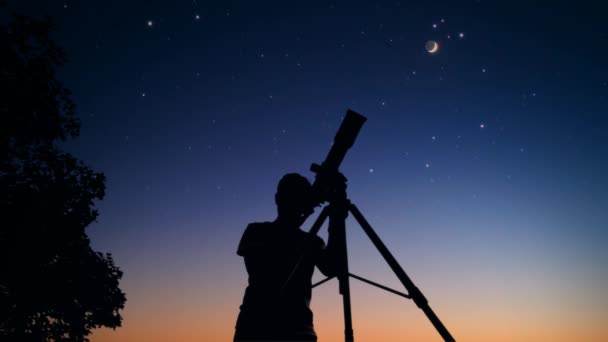 Ο άνθρωπος με το τηλεσκόπιο που δείχνει τον ουρανό έναστρη νύχτα. Στοιχεία αυτής της εικόνας είναι το έργο μου. - Πλάνα, βίντεο