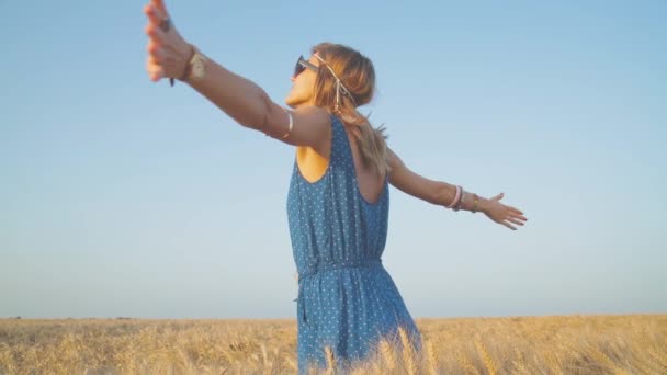 Femme appréciant le temps dans le champ de blé mûr
 - Séquence, vidéo