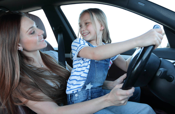 Mutter und Tochter am Steuer eines Autos - Foto, Bild