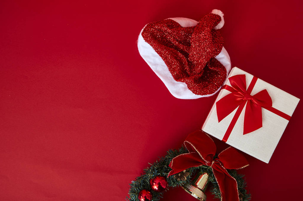 Vásárlás ajándék dobozok és brenches fenyő-fa dekoráció, piros háttéren. Karácsonyi és újévi eladó. - Fotó, kép