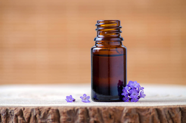 garrafa de óleo essencial de lavanda e flores frescas para aromaterapia
 - Foto, Imagem