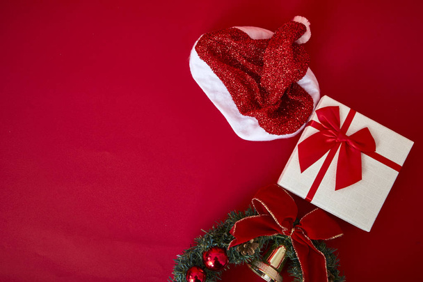 Vásárlás ajándék dobozok és brenches fenyő-fa dekoráció, piros háttéren. Karácsonyi és újévi eladó. - Fotó, kép