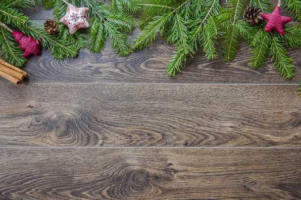 Weihnachten Hintergrund mit Nadelzweigen und Winterdekoration auf dem Holztisch - Foto, Bild