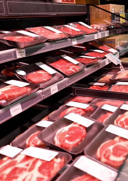 Showcase rauwe vleesproducten in een supermarkt - Foto, afbeelding