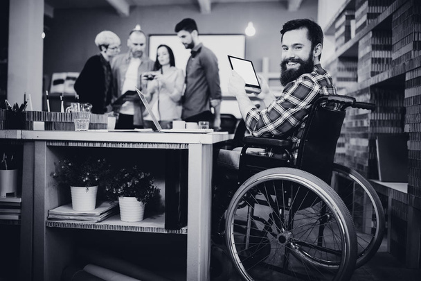 Boldog fogyatékkal élő üzletember segítségével digitális tabletta, kreatív hivatalban pultnál portréja - Fotó, kép