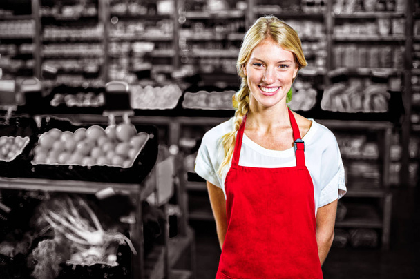 Muotokuva hymyilevä naispuolinen henkilökunta seisoo orgaaninen osa supermarket
 - Valokuva, kuva