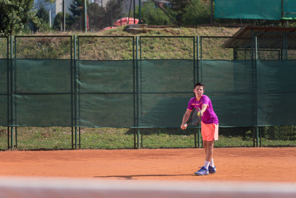 Young tennis player serving the ball - Fotoğraf, Görsel