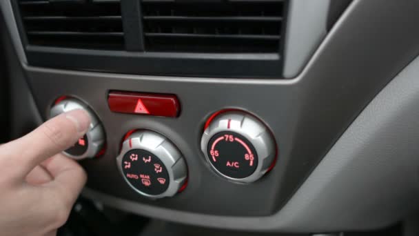 Close-up van de hand de air conditioner-knop in de auto aan te passen. Man met behulp van auto airconditioningsysteem. Dubbele airco in de auto. - Video