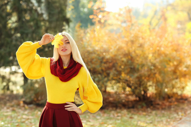 Gyönyörű divatos nő levél őszi parkban - Fotó, kép
