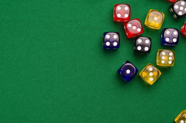 несколько разноцветных кубиков лежат на зеленом столе
 - Фото, изображение