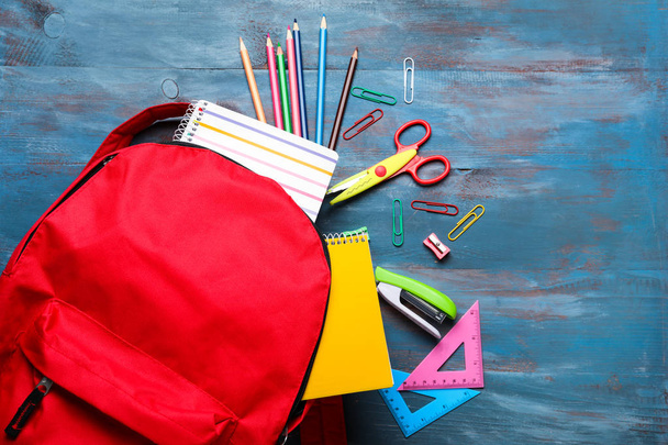 Renk ahşap arka plan, üstten görünüm üzerinde sırt çantası ve okul Kırtasiye ile kompozisyon - Fotoğraf, Görsel