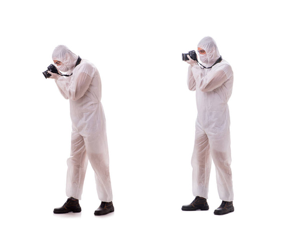 Forensisch specialist in beschermend pak maakt foto 's op wit - Foto, afbeelding