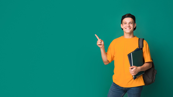 adolescent étudiant avec livres pointant sur copie espace
 - Photo, image
