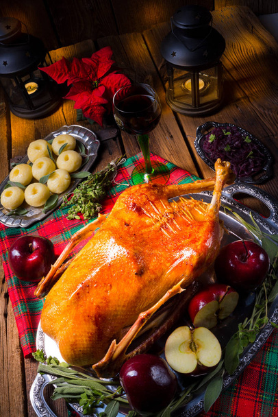 oie rôtie farcie festive au chou rouge et boulettes
  - Photo, image