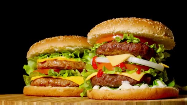 Deliciosos hambúrgueres grelhados
 - Filmagem, Vídeo