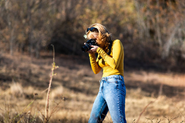 Módní holka fotografování venku na pěší výlet - Fotografie, Obrázek
