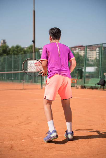 Young tennis player prepares for receiving the servis - Φωτογραφία, εικόνα