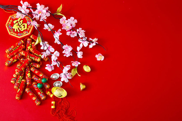 Décorer le nouvel an chinois 2019 sur un fond rouge (caractères chinois. FU. dans l'article se référer à la bonne chance, richesse, flux d'argent) Espace vide pour le design
 - Photo, image