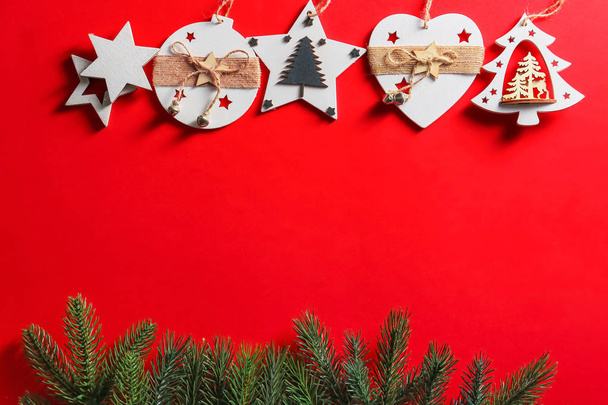 Kerstdecoraties op kleur achtergrond - Foto, afbeelding