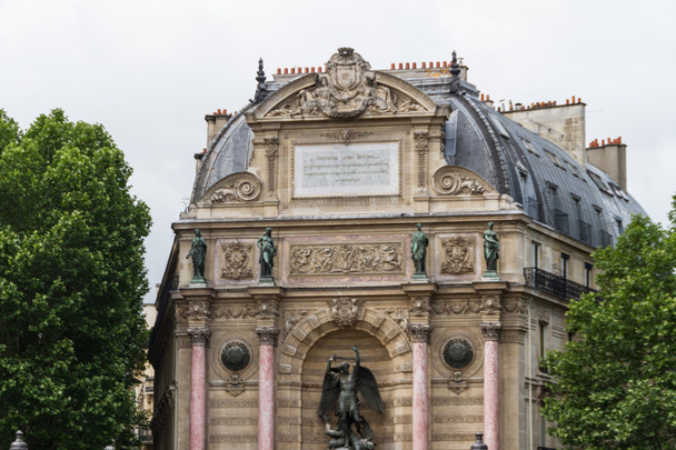 gyönyörű Saint-Michel szökőkút Párizsban - Fotó, kép