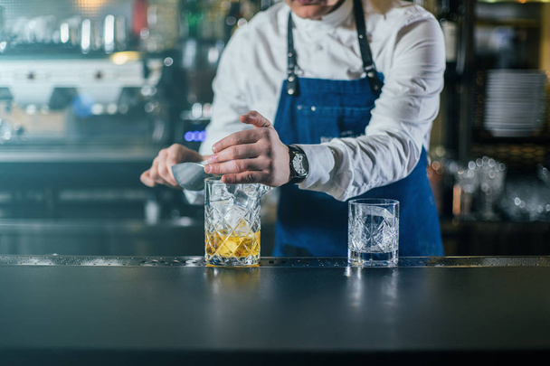 Profesyonel olarak çalışan om ile barmen içecekler ve kokteyller yapma - Fotoğraf, Görsel